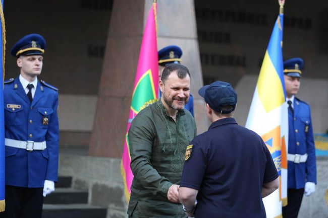 Рятувальники ДСНС отримали нагороди від Міністра внутрішніх справ України